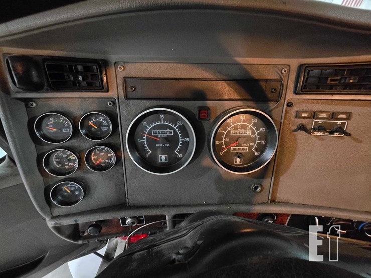 2010-kenworth-t300-image-12