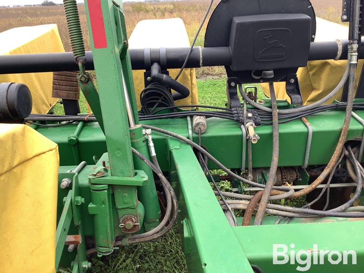 john-deere-7200-8r38-planter-image-11