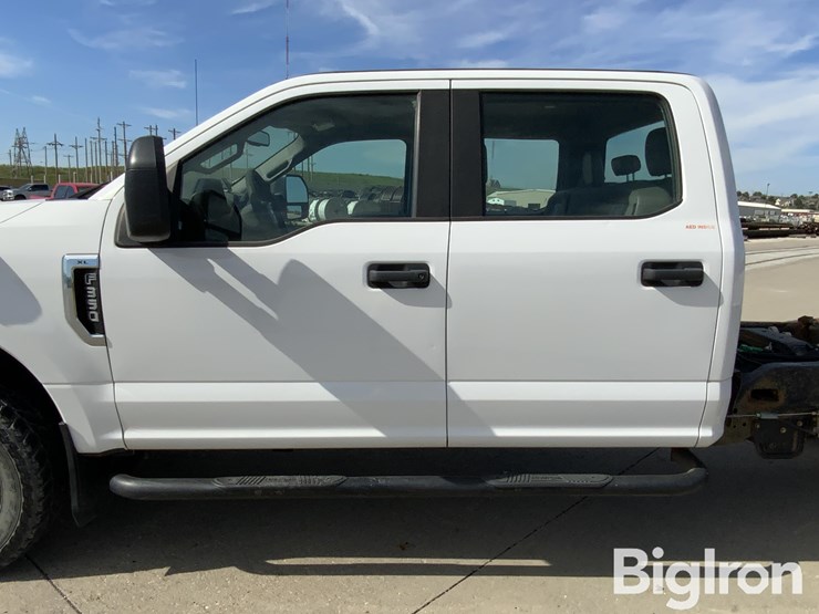 2017-ford-f350-xl-super-duty-4x4-crew-cab-&-chassis-image-16