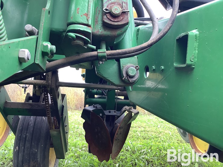 john-deere-7200-8r38-planter-image-13