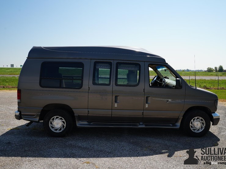 run-#23---2003-ford-e150-conversion-van-image-4