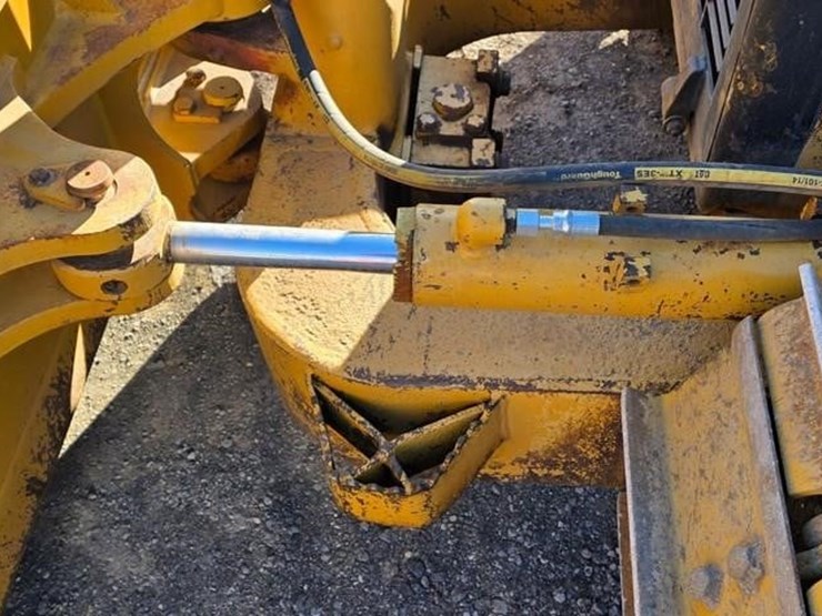 2009-caterpillar-d6k-xl-image-12