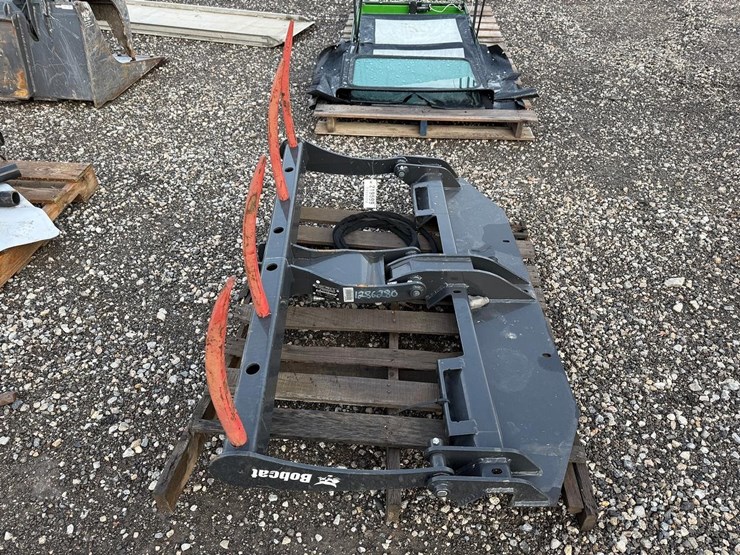 bobcat-bolt-on-55"-utility-grapple-image-3