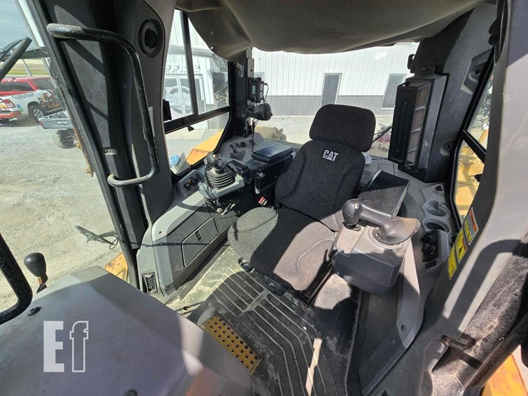 2017-caterpillar-d7e-image-13