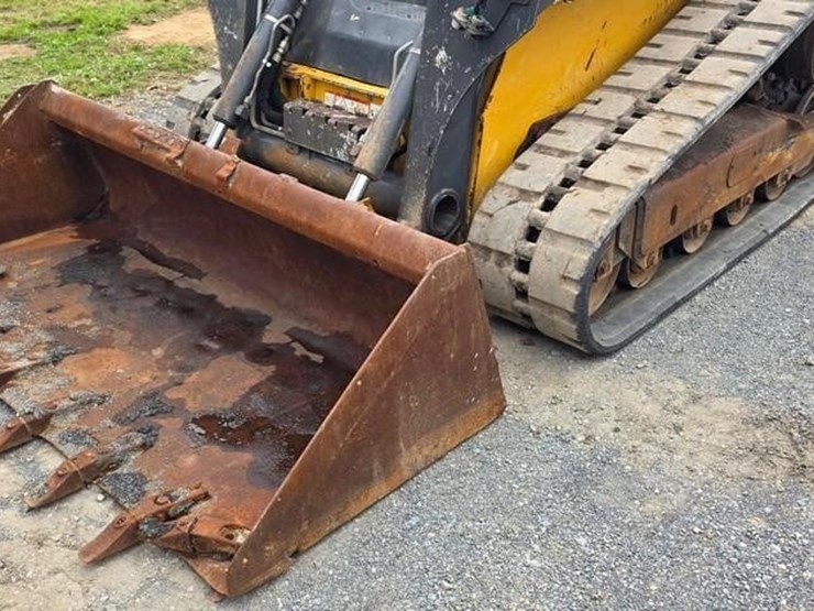 2017-deere-323e-image-34