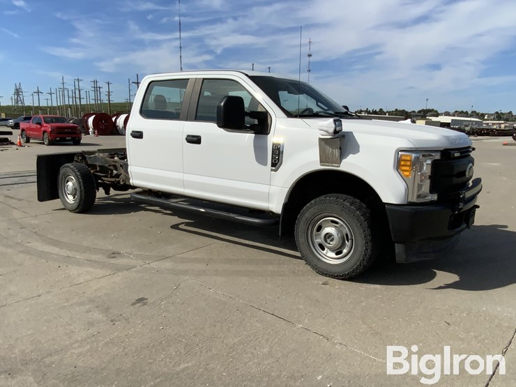 2017-ford-f350-xl-super-duty-4x4-crew-cab-&-chassis-image-3