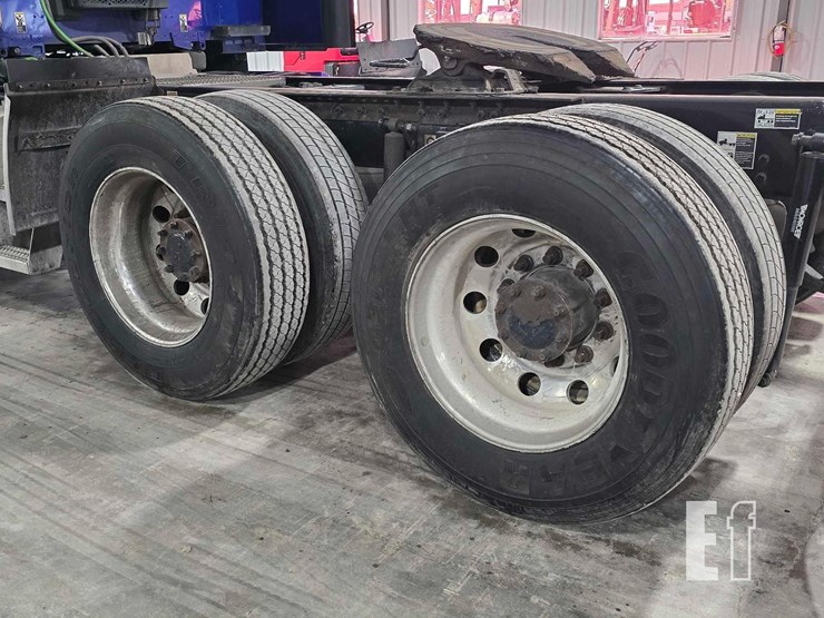 2019-peterbilt-579-image-22
