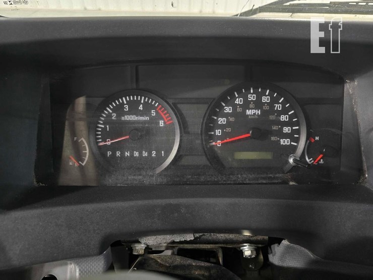 2012-isuzu-npr-hd-image-12
