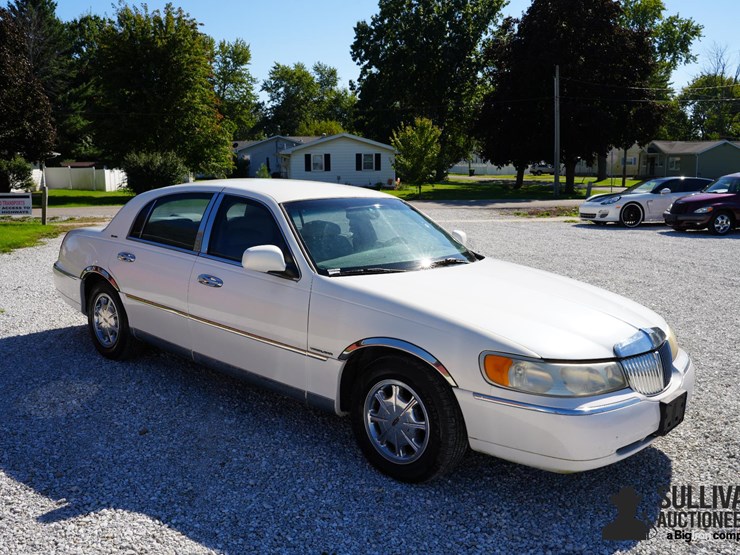 run-#41---1999-lincoln-town-car-signature-series-image-3