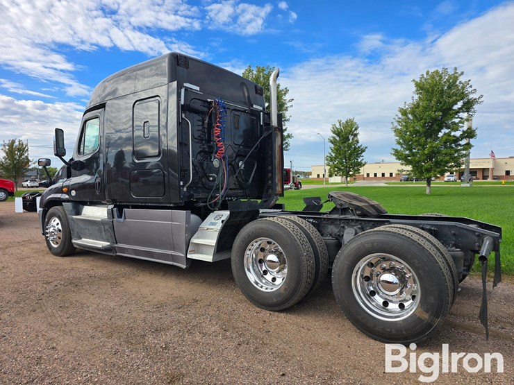 2014-freightliner-cascadia-125-t/a-truck-tractor-image-7