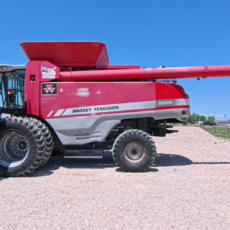#1021 • 2012 MASSEY FERGUSON 9520 Combine