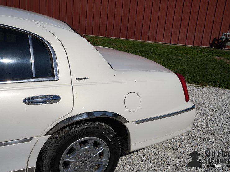 run-#41---1999-lincoln-town-car-signature-series-image-14