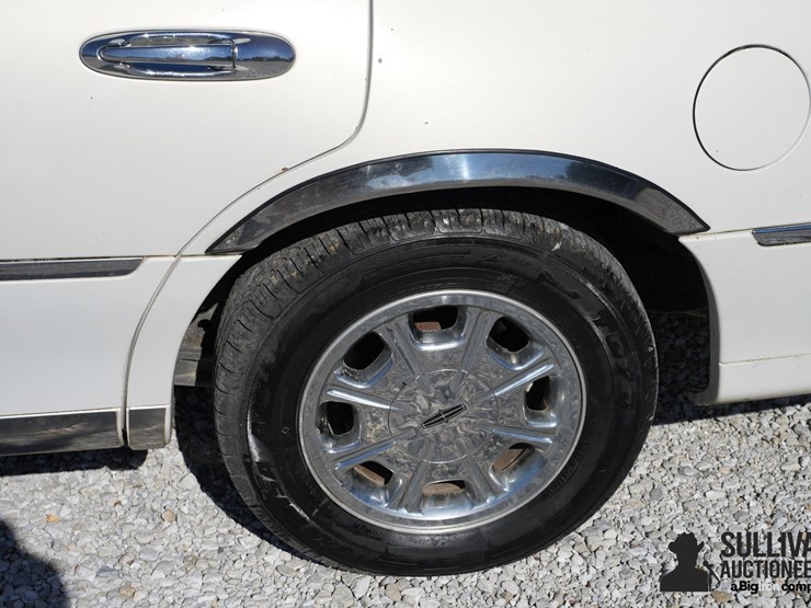run-#41---1999-lincoln-town-car-signature-series-image-15