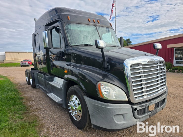 2014-freightliner-cascadia-125-t/a-truck-tractor-image-3