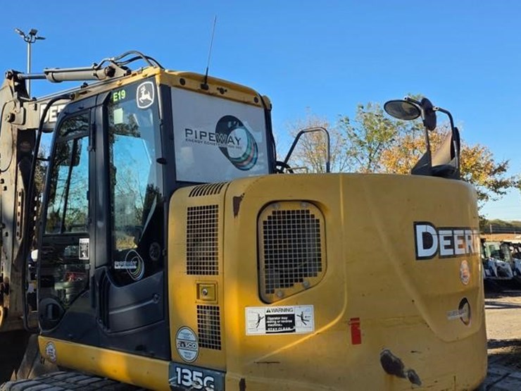 2015-deere-135g-image-29