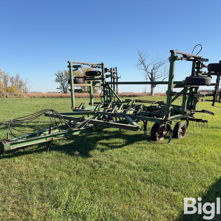 John Deere 1610 25' Chisel Plow
