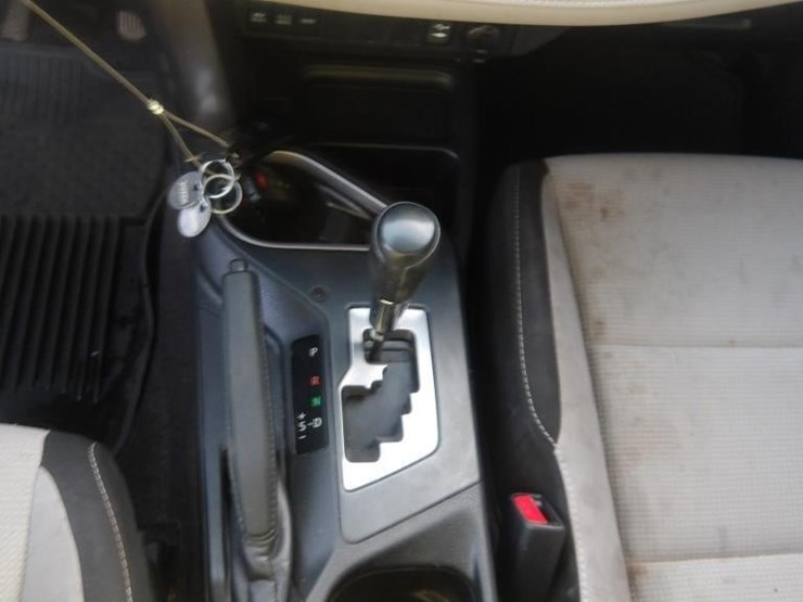 2016-toyota-rav4-xle-image-21