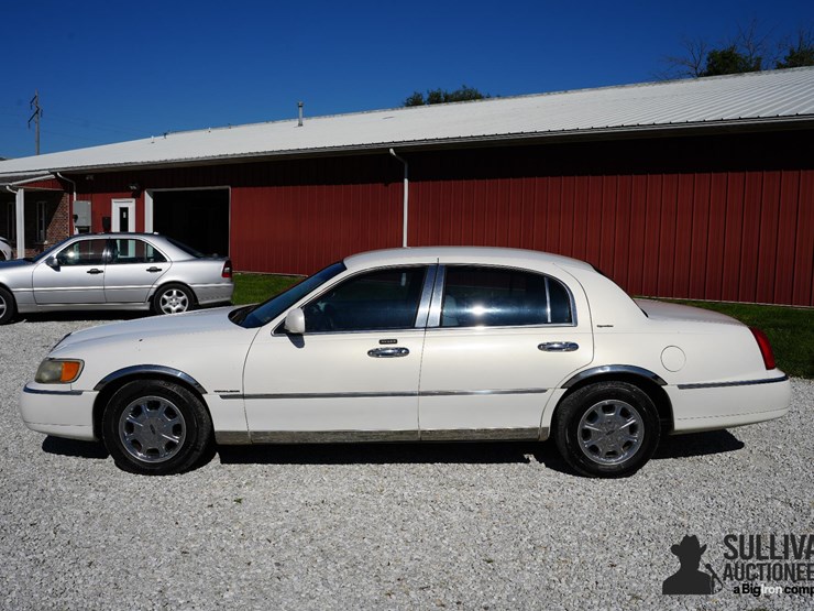 run-#41---1999-lincoln-town-car-signature-series-image-8