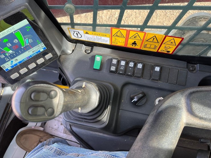 2023-takeuchi-tl12v2-skid-steer-loader-image-21