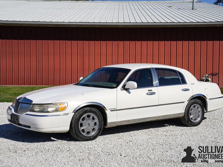 run-#41---1999-lincoln-town-car-signature-series-image-1