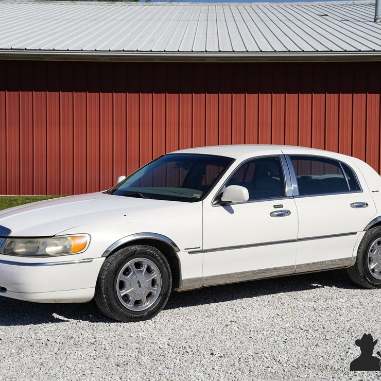 Run #41 - 1999 Lincoln Town Car Signature Series