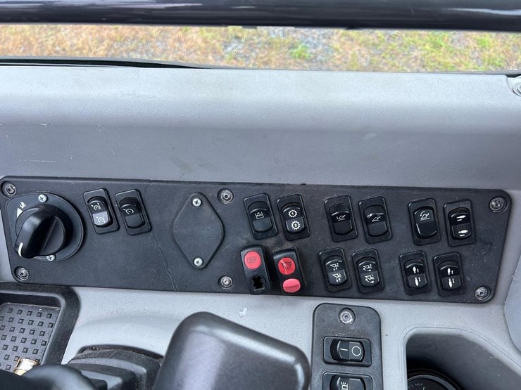 2019-case-221f-wheel-loader-image-23
