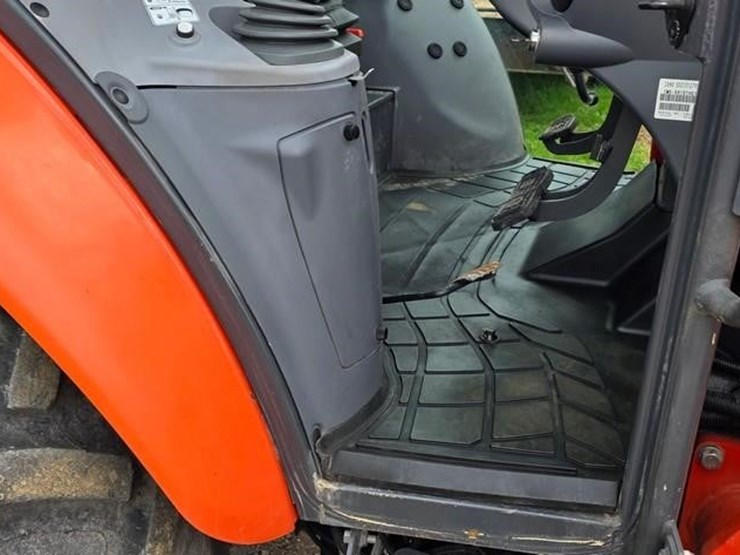 2017-kubota-m5-091d-image-51