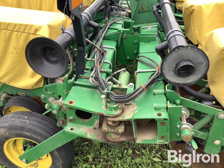 john-deere-7200-8r38-planter-image-16