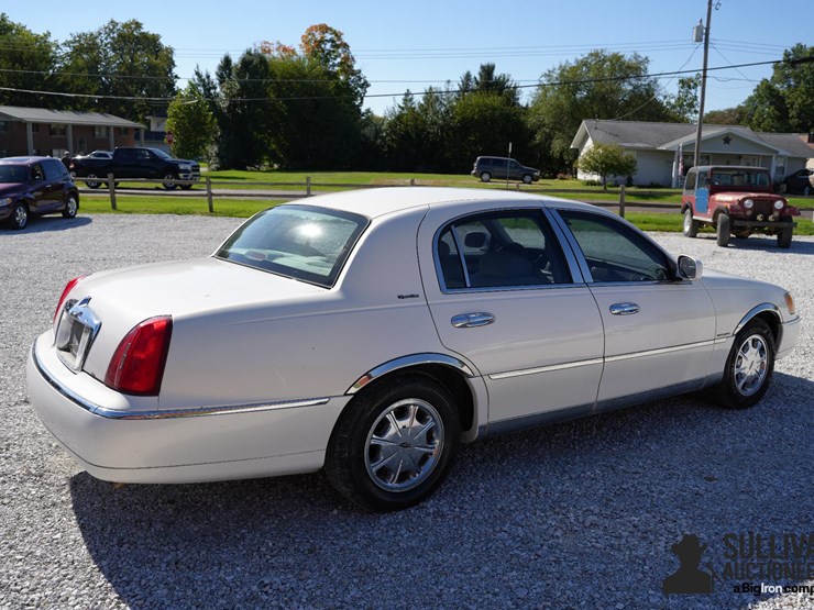 run-#41---1999-lincoln-town-car-signature-series-image-5