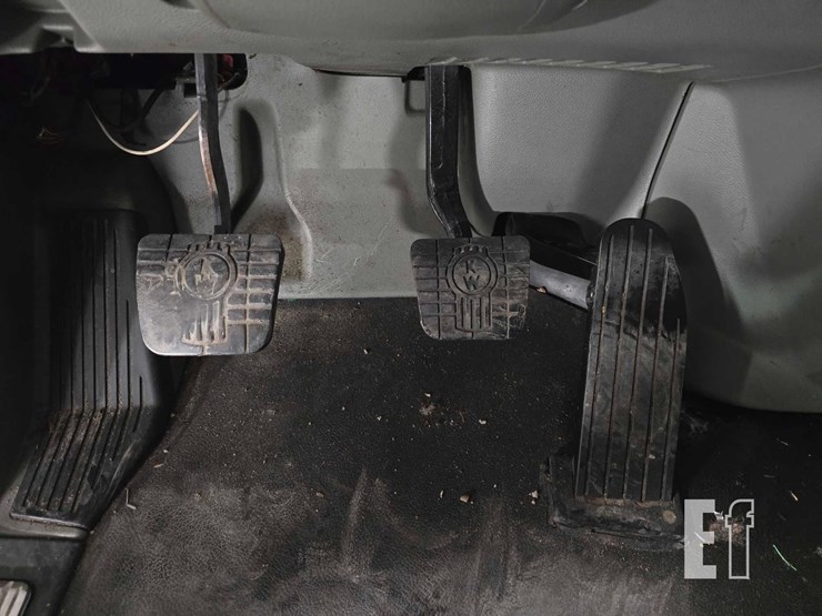 2015-kenworth-t680-image-11