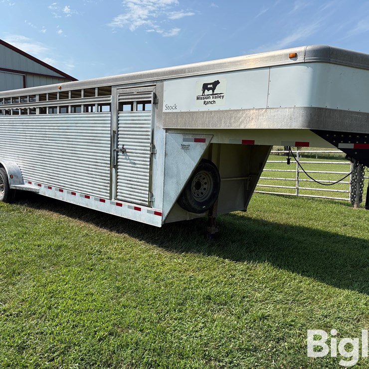 2006 Travalong 6’8”x24’ T/A Gooseneck Aluminum Livestock Trailer