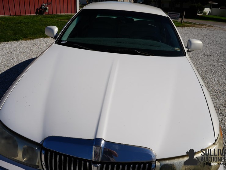 run-#41---1999-lincoln-town-car-signature-series-image-10