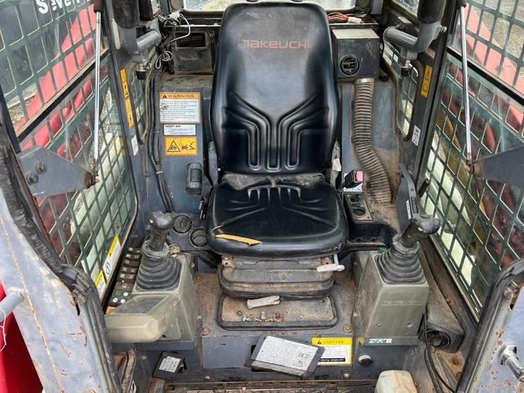 2014-takeuchi-tl12-skid-steer-loader-image-16