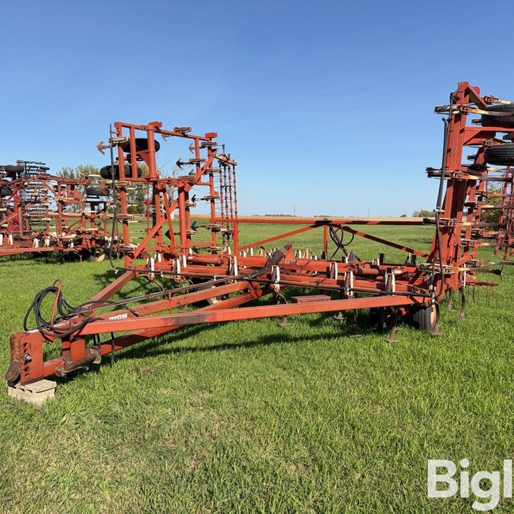 Wil-Rich 32’ Field Cultivator