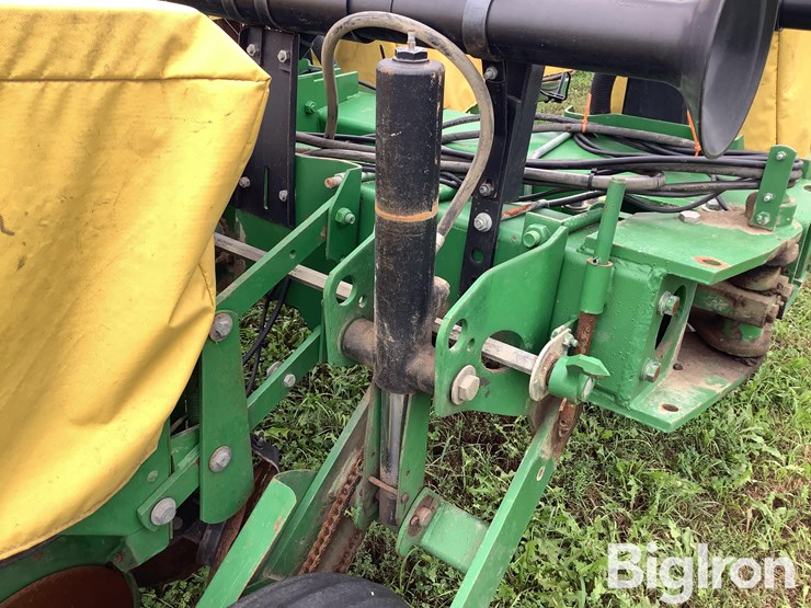 john-deere-7200-8r38-planter-image-18