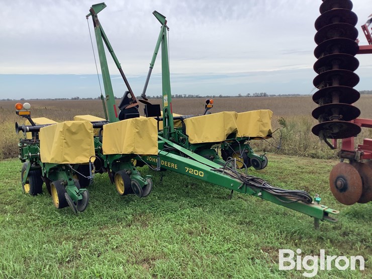 john-deere-7200-8r38-planter-image-3
