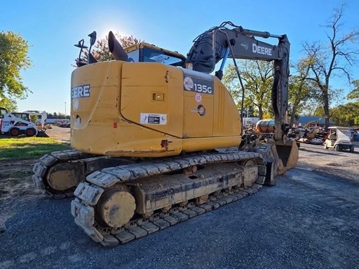 2015-deere-135g-image-3