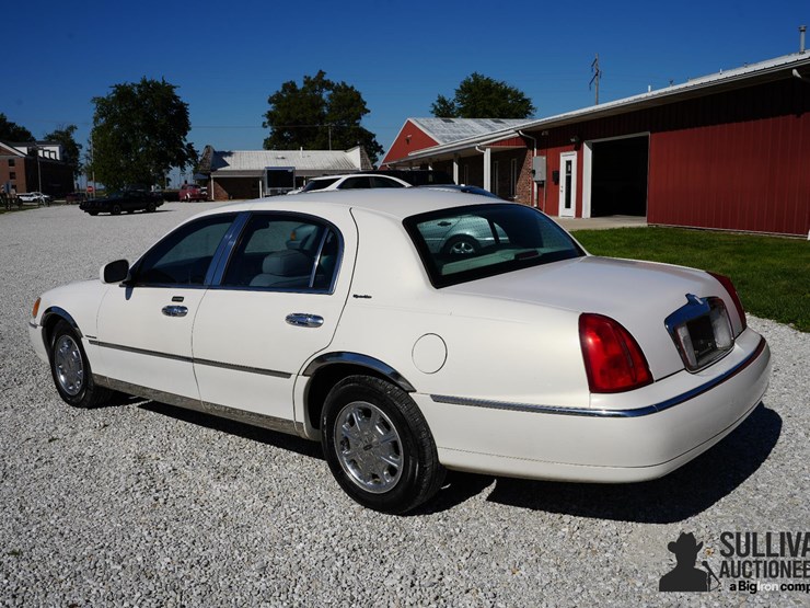 run-#41---1999-lincoln-town-car-signature-series-image-7