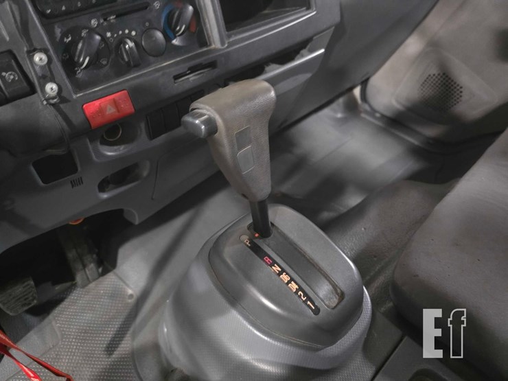 2012-isuzu-npr-hd-image-15