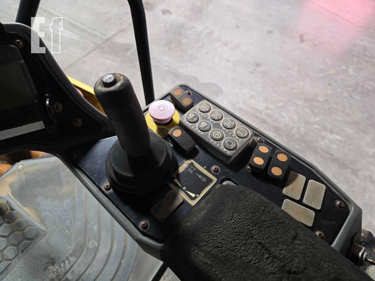 2012-caterpillar-cp54b-image-16