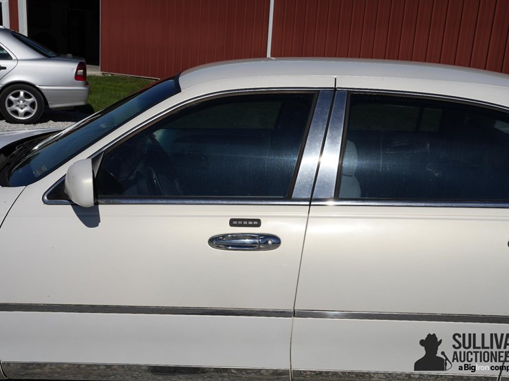 run-#41---1999-lincoln-town-car-signature-series-image-13