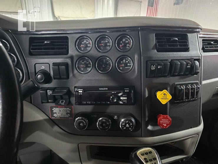 2019-peterbilt-579-image-12