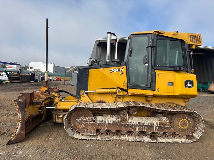 2008-deere-700j-xlt-image-2