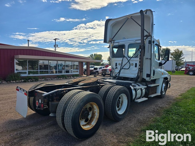 2019-freightliner-cascadia-125-t/a-day-cab-truck-tractor-image-5