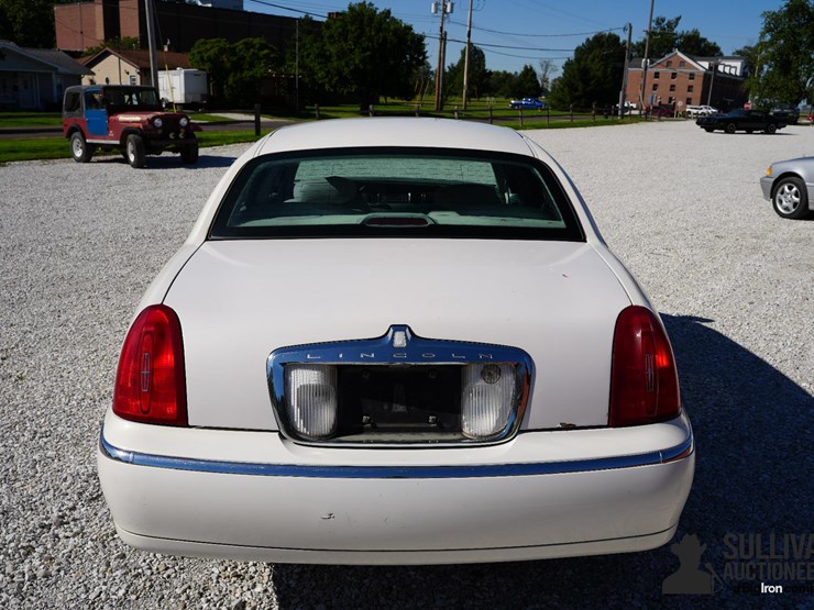 run-#41---1999-lincoln-town-car-signature-series-image-6