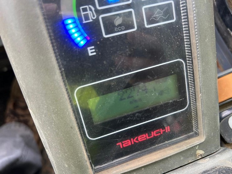 2014-takeuchi-tl12-skid-steer-loader-image-19