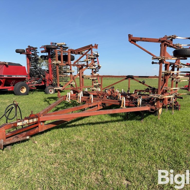 Wil-Rich 27’ Field Cultivator
