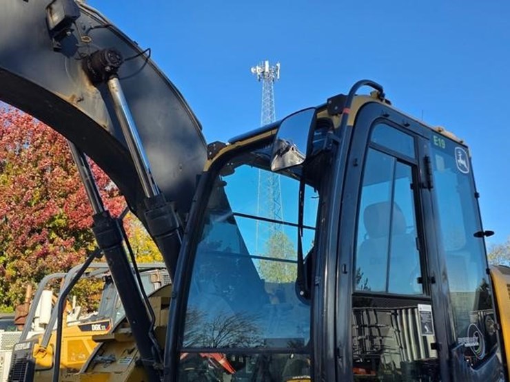 2015-deere-135g-image-42