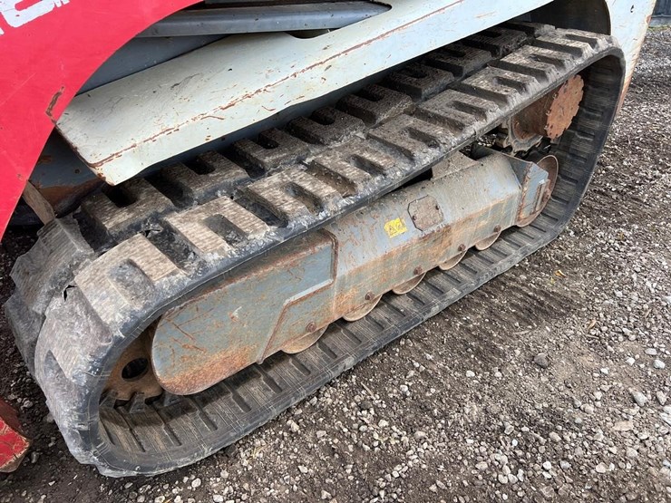 2014-takeuchi-tl12-skid-steer-loader-image-14