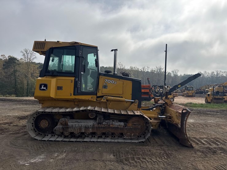 2008-deere-700j-xlt-image-8